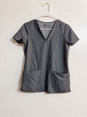 FIGS Casma Three-Pocket Scrub Top in Graphite Grey Size XXS